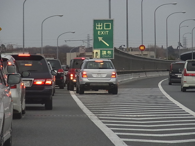 調布インターチェンジの出口渋滞へ割り込むクルマ１